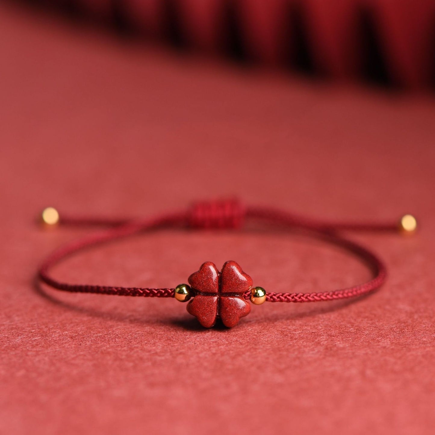 Bracelet corde rouge trèfle cinabre