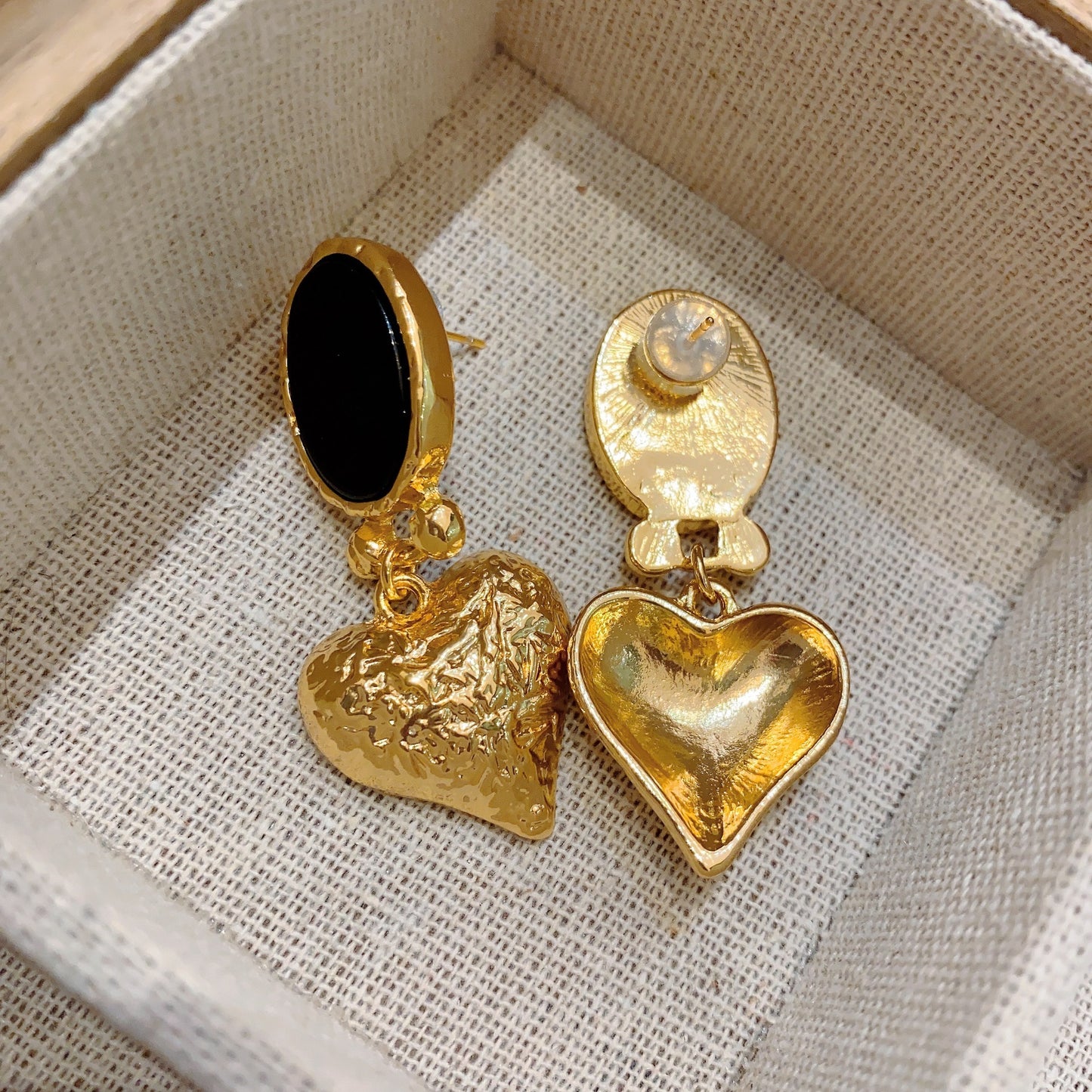 Boucles d'oreilles vintage incrustées d'agate noire en forme de cœur