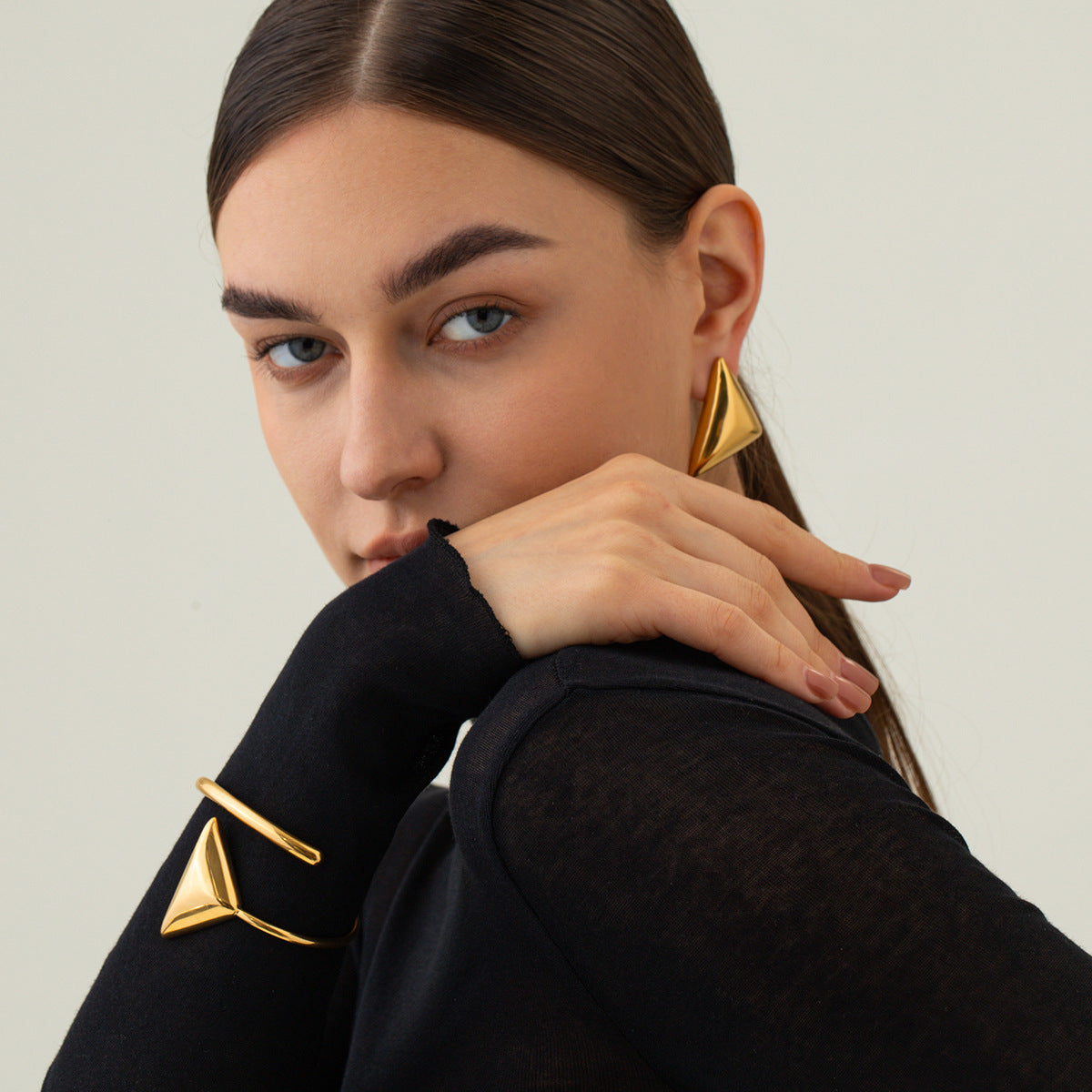 Pulsera en espiral triangular de acero inoxidable en oro de 18 quilates