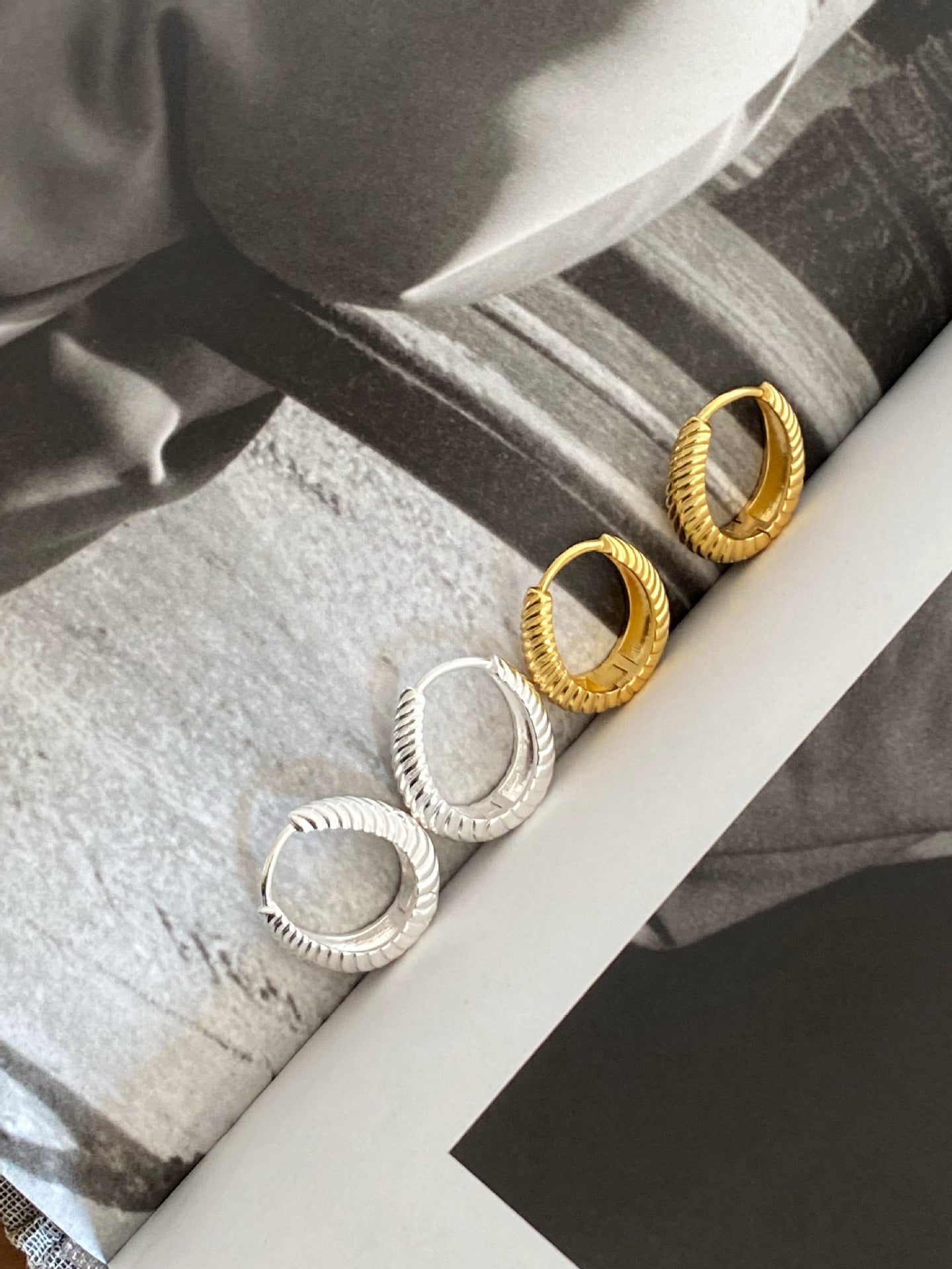 Boucles d'oreilles torsadées ondulées à ellipse géométrique simple pour femmes
