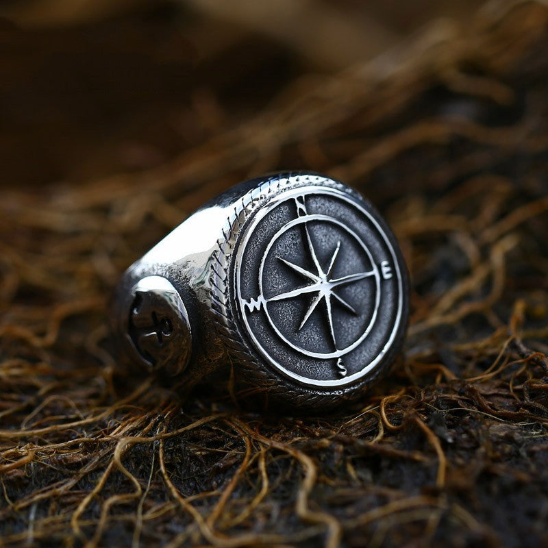 Anillo retro de hombre de acero titanio con caballero azul marino
