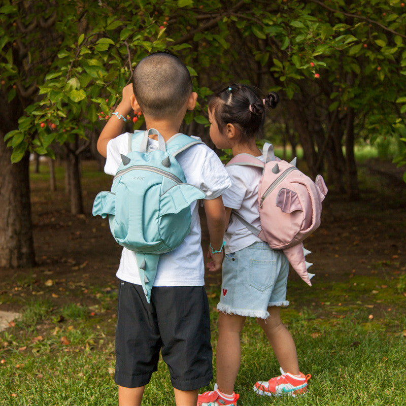 Les petits sacs de sport empêchent les enfants de marcher et de perdre leurs sacs