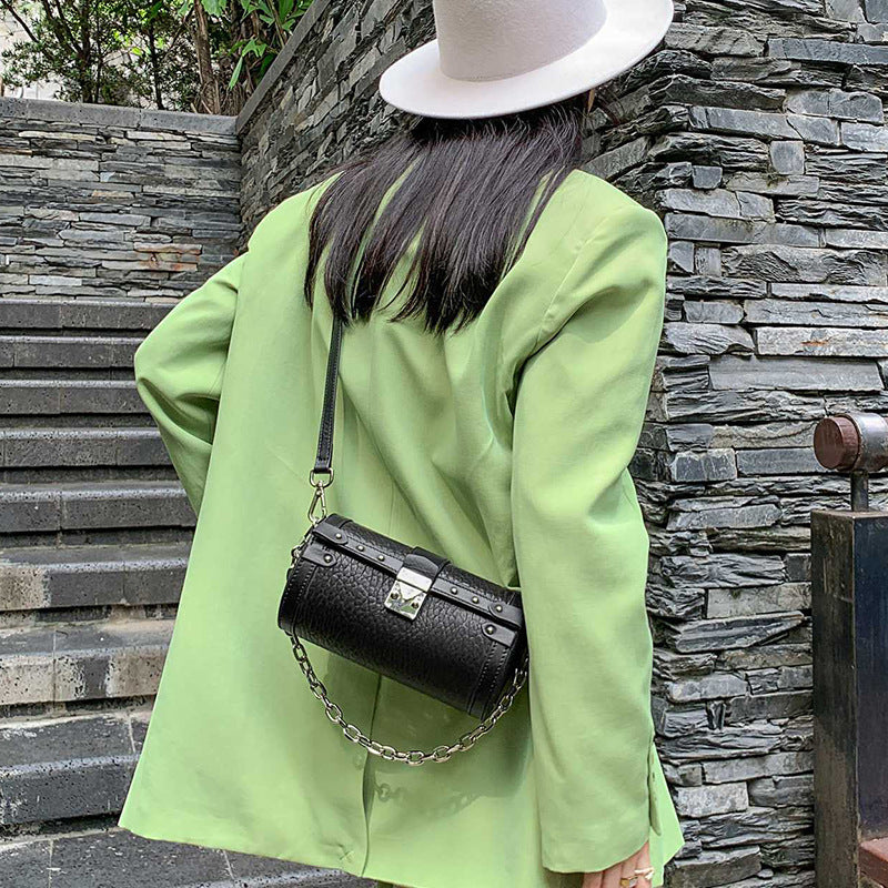 Sac à bandoulière cylindrique en peau de mouton