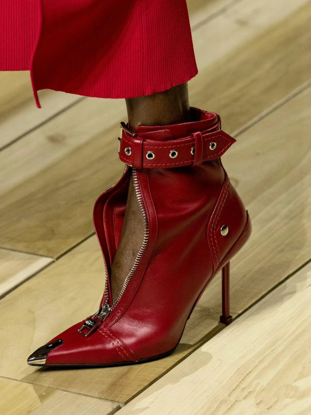 Bottes en forme de boucle pointue en métal à talons hauts