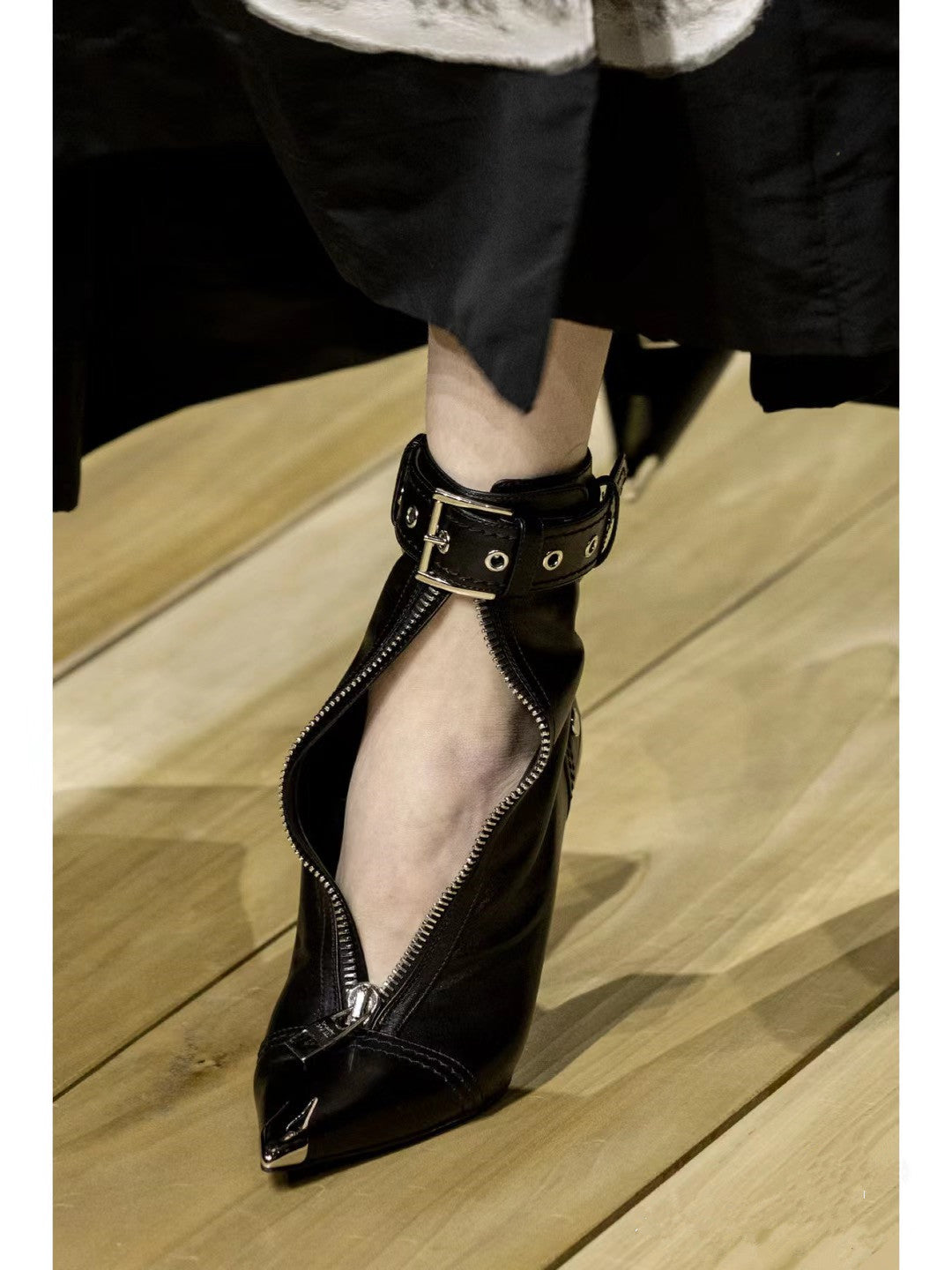 Bottes en forme de boucle pointue en métal à talons hauts