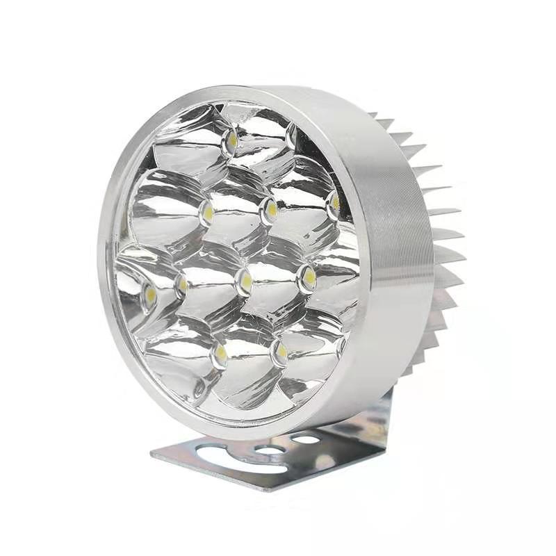 Moto super lumineuse avec phares externes