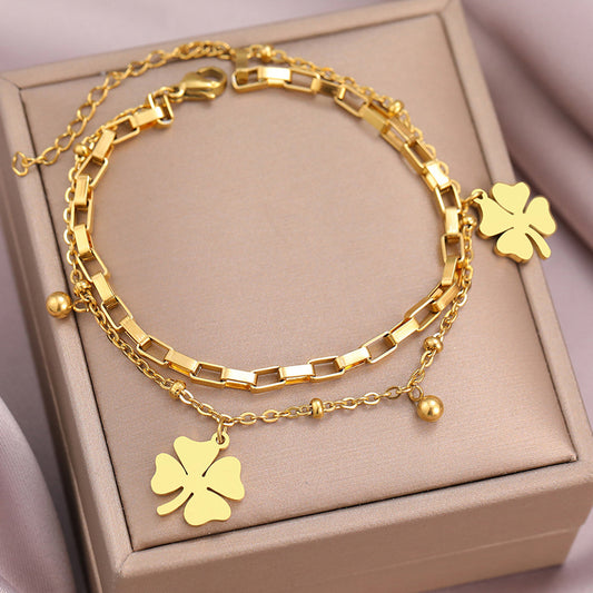 Bracelet en acier titane avec pendentif trèfle porte-bonheur