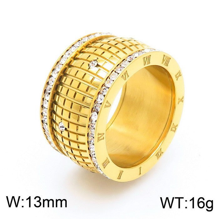 Bague en acier titane avec lettre romaine neutre à carreaux et strass