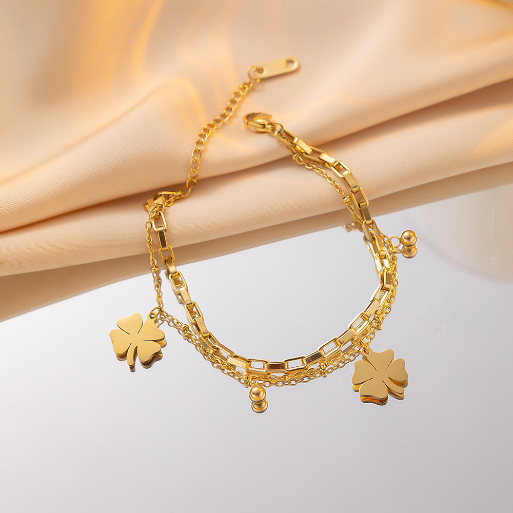 Bracelet en acier titane avec pendentif trèfle porte-bonheur
