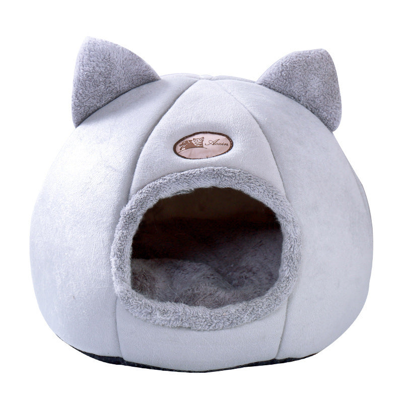 Nido semicerrado para mascotas, cálido y esponjoso.