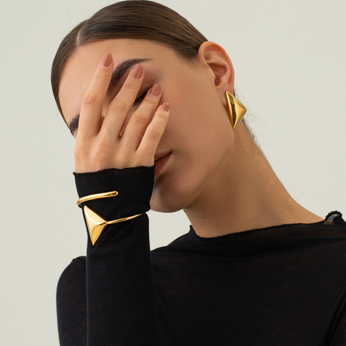 Pulsera en espiral triangular de acero inoxidable en oro de 18 quilates