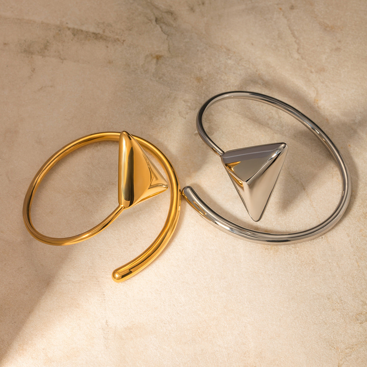 Pulsera en espiral triangular de acero inoxidable en oro de 18 quilates