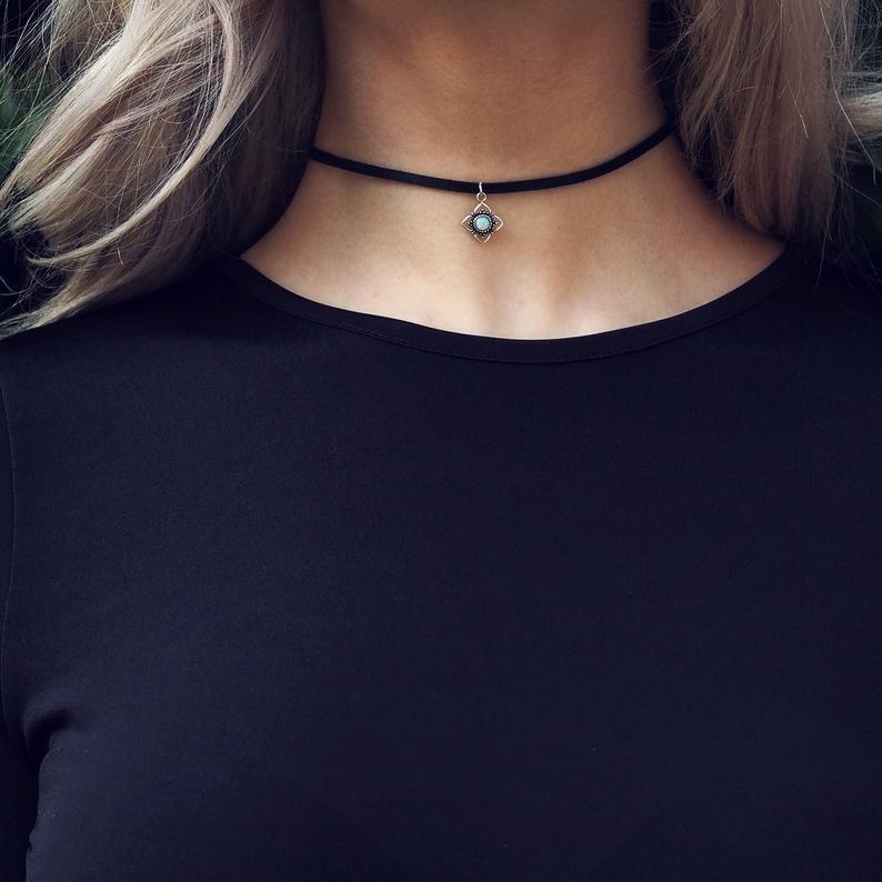 Collar retro de moda con colgante pequeño y banda de terciopelo con cadena de clavícula para mujer