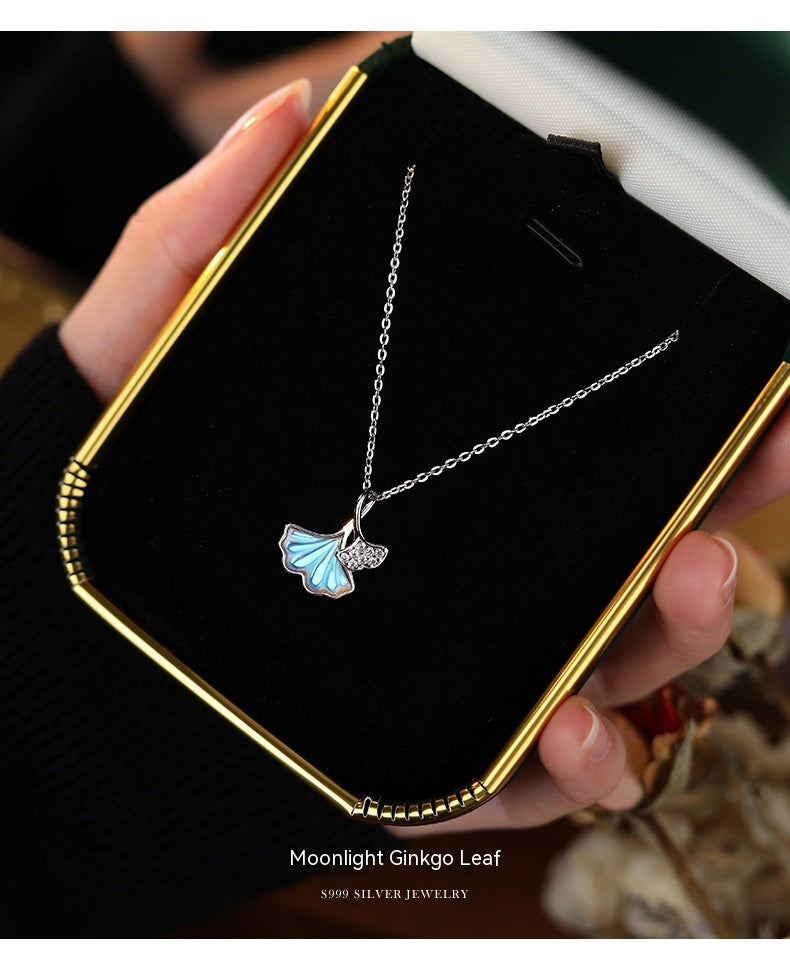 Cadena de clavícula con microincrustaciones de hoja de ginkgo y piedra lunar
