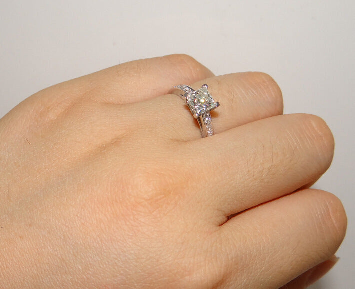 Anillo de diamantes de alta simulación de cuatro garras de moda simple para mujer