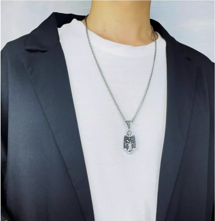 Collier rétro avec pendentif en acier et titane, bouclier croisé