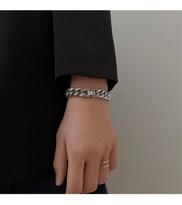 Le bracelet à maillons cubains en acier titane pour couple ne se décolore pas