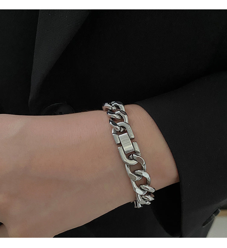 Le bracelet à maillons cubains en acier titane pour couple ne se décolore pas