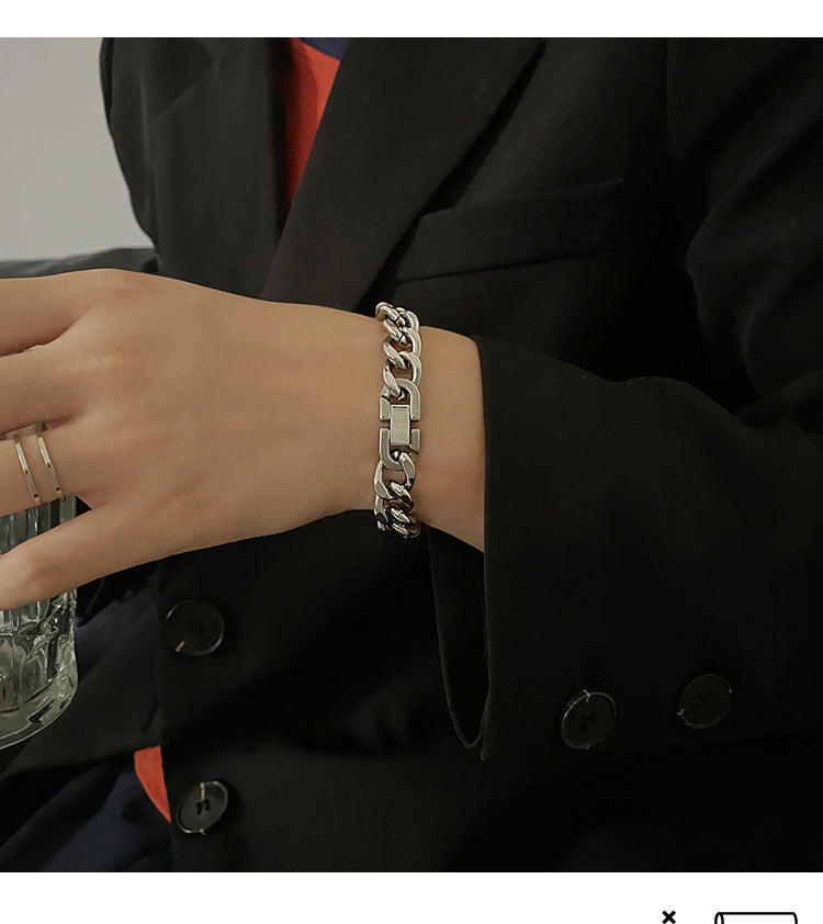 Le bracelet à maillons cubains en acier titane pour couple ne se décolore pas