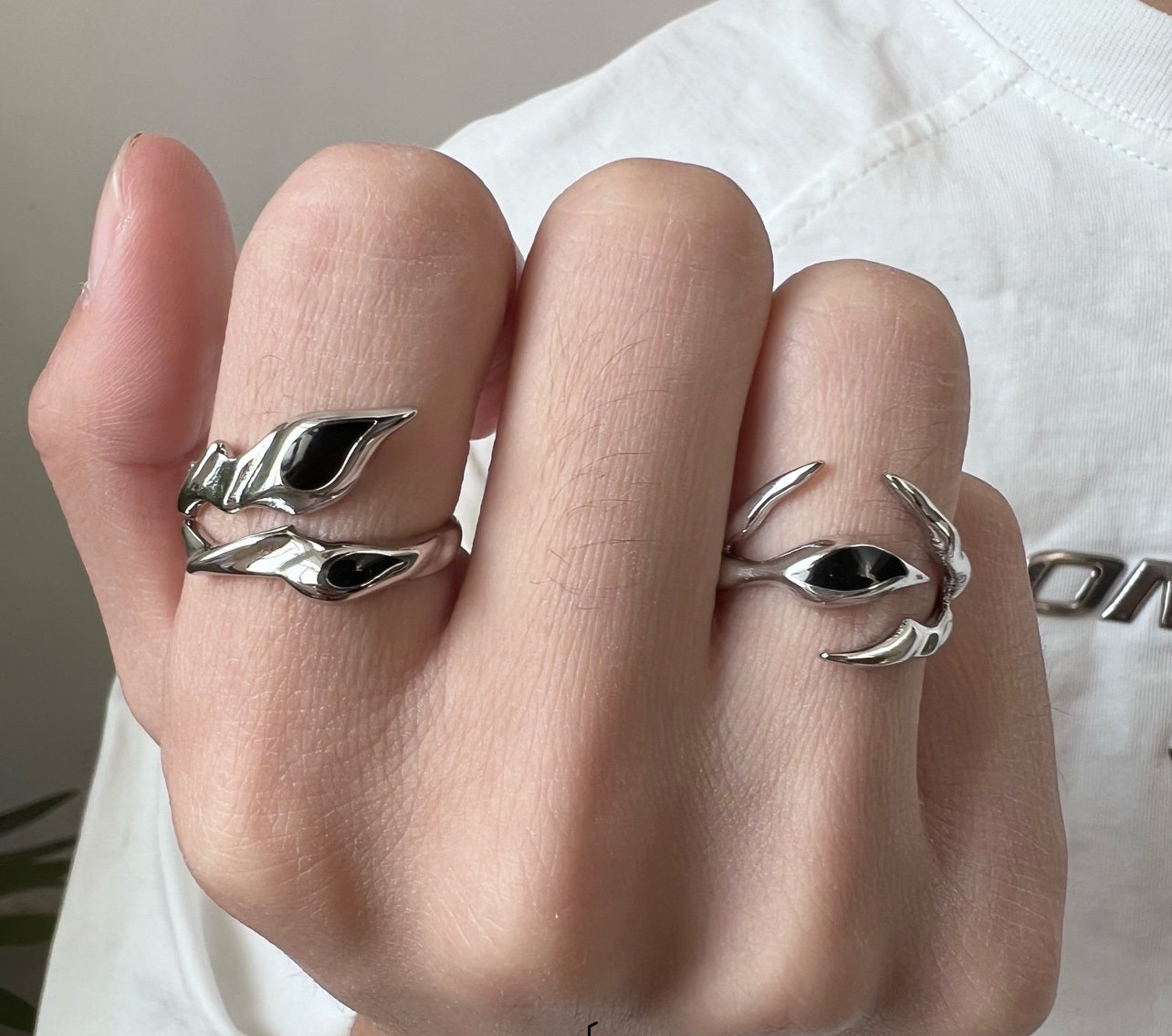 Anillo de metal de ónix negro con forma irregular Marea callejera Diseño de interés especial Hombres y mujeres de alto sentido