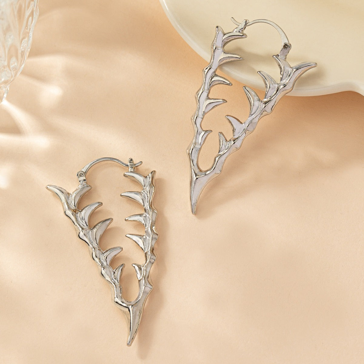 Boucles d'oreilles creuses en forme d'épines de dents de serpent
