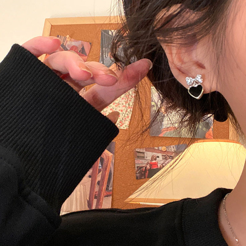 Boucles d'oreilles en argent sterling avec nœud délicat micro-incrusté en forme de cœur de pêche noir