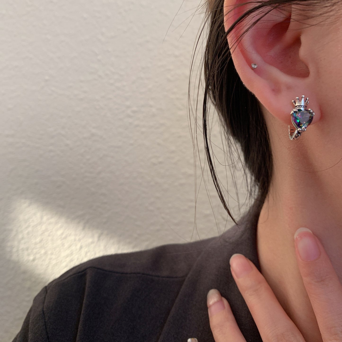 Clip de oreja de circonio en forma de corazón colorido con corona retro