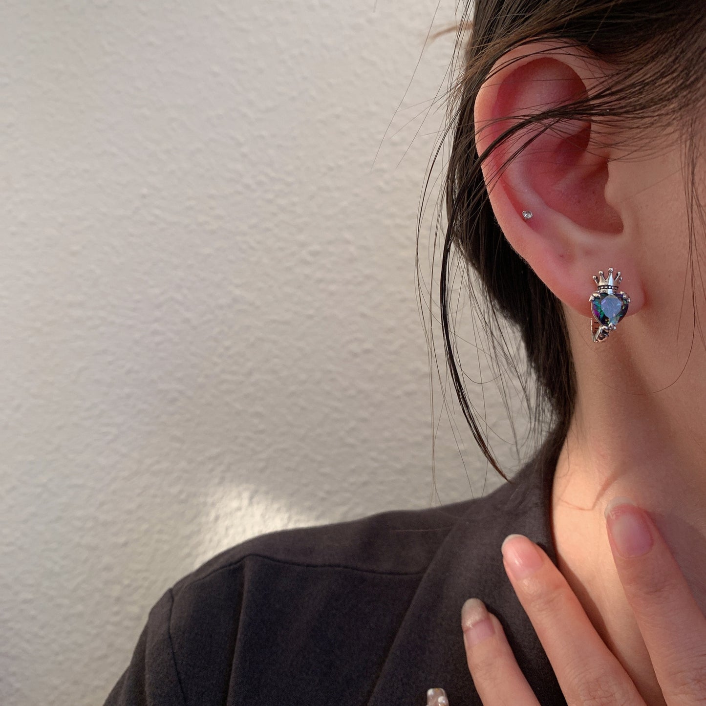 Clip de oreja de circonio en forma de corazón colorido con corona retro