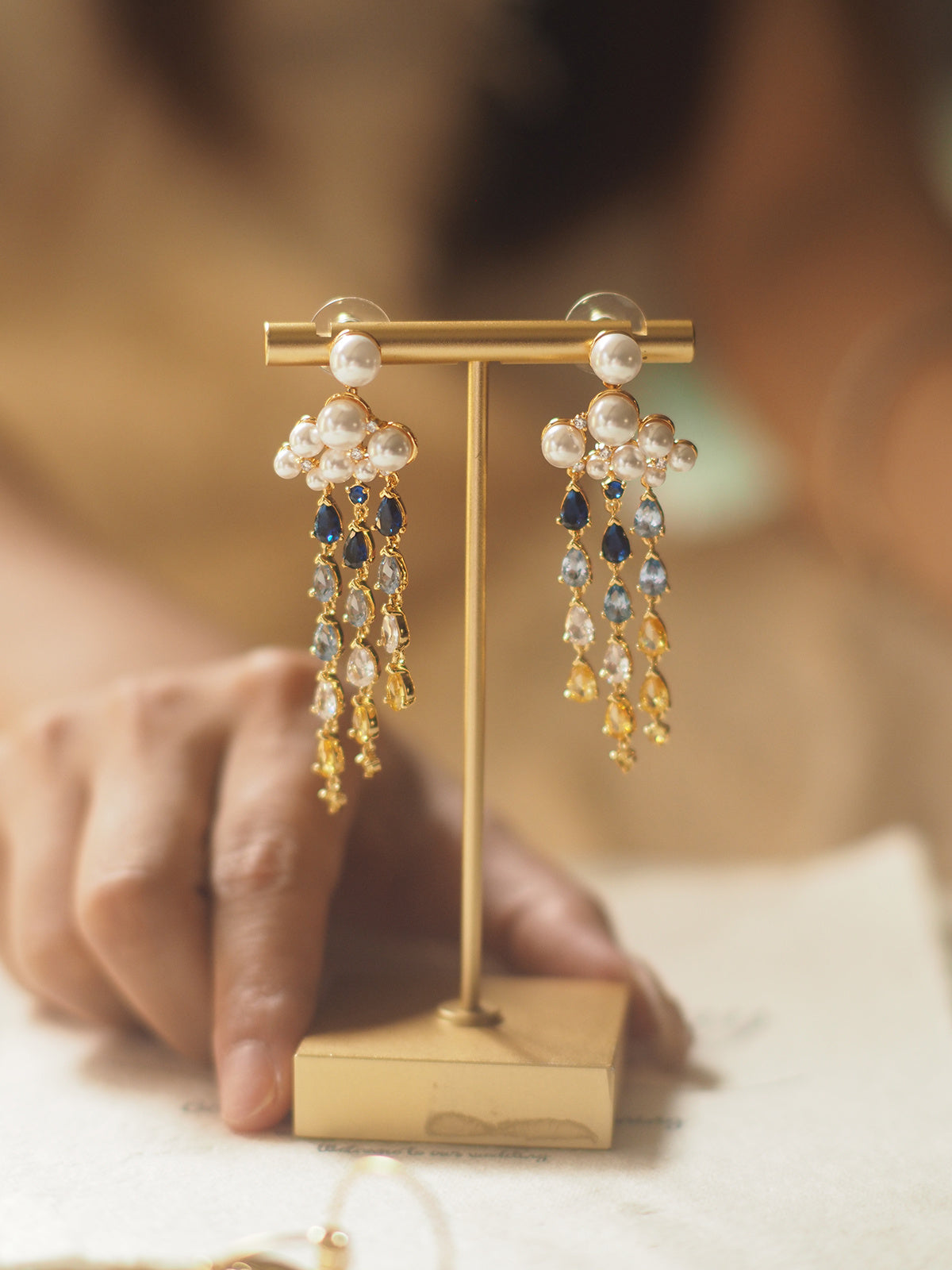 Boucles d'oreilles vintage incrustées de pierres précieuses à longues franges en forme de goutte de pluie et de nuage