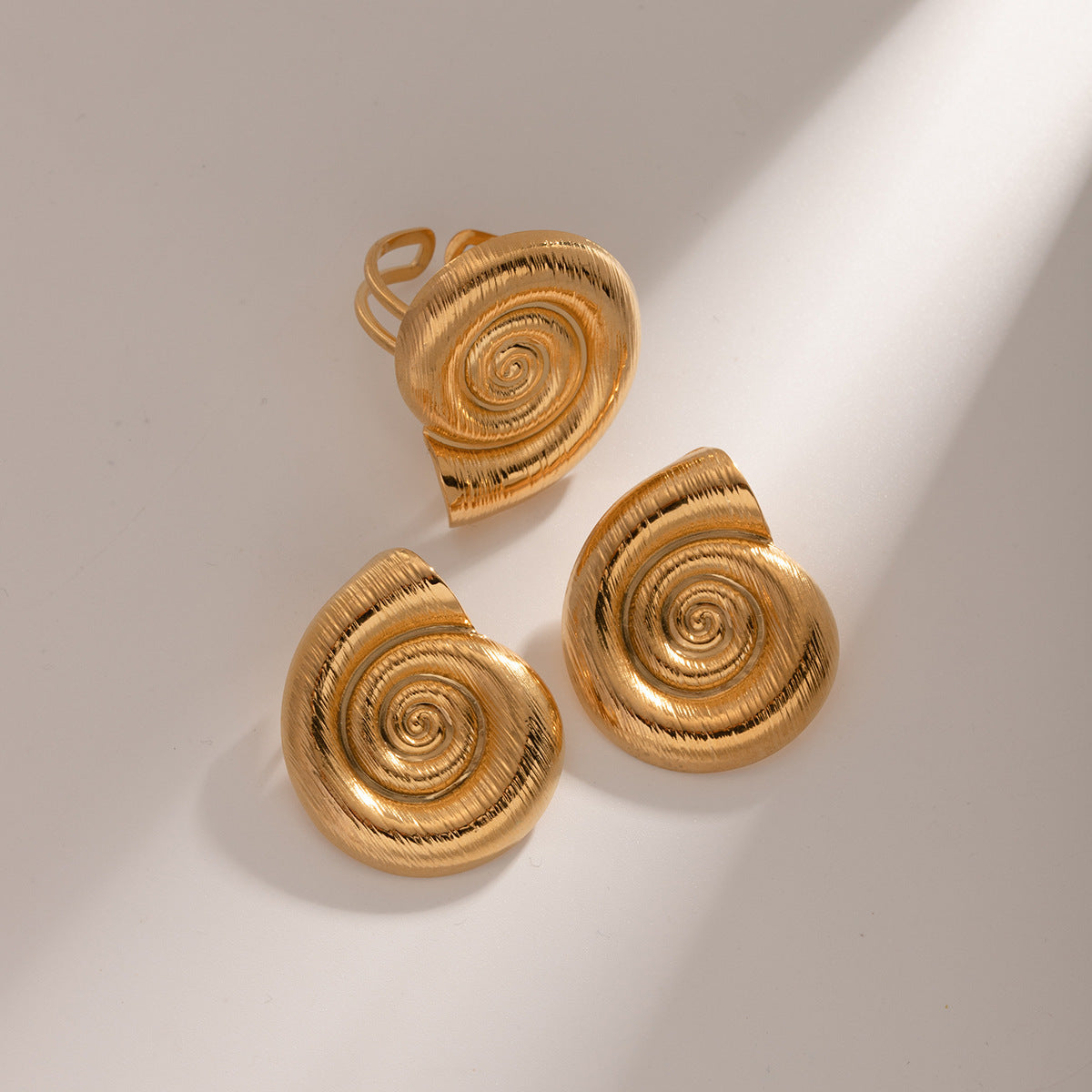 Boucles d'oreilles créoles en fil de conque pour femme