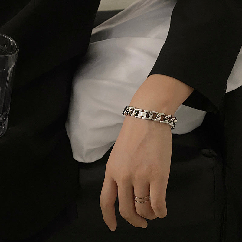 Le bracelet à maillons cubains en acier titane pour couple ne se décolore pas
