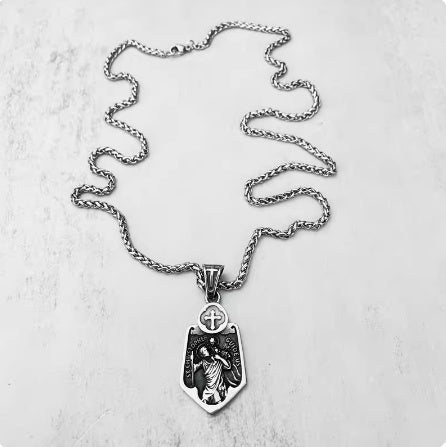 Collier rétro avec pendentif en acier et titane, bouclier croisé