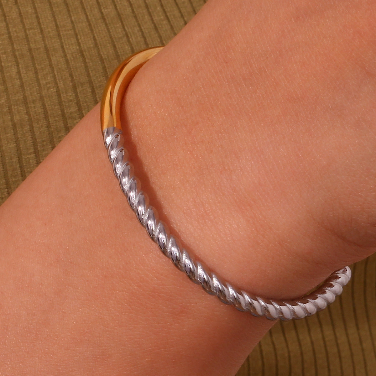 Pulsera brillante a juego con colores torcidos