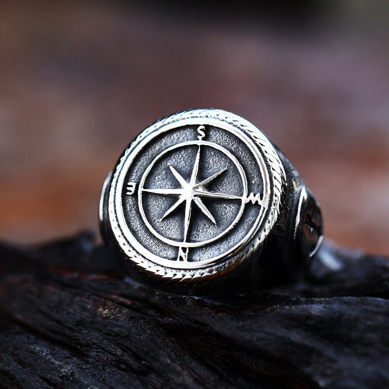 Anillo retro de hombre de acero titanio con caballero azul marino