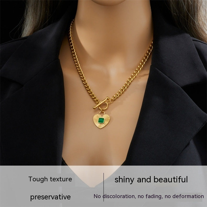 Personalidad retro europea y americana Hebilla OT En forma de corazón con incrustaciones de rayas verdes Colgante Amor Collar de adorno de metal de acero de titanio
