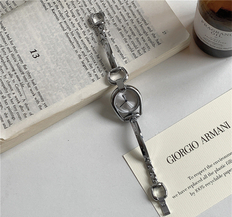 Niche Rétro Artistique Cadran Bracelet En Acier Montre Pour Femme
