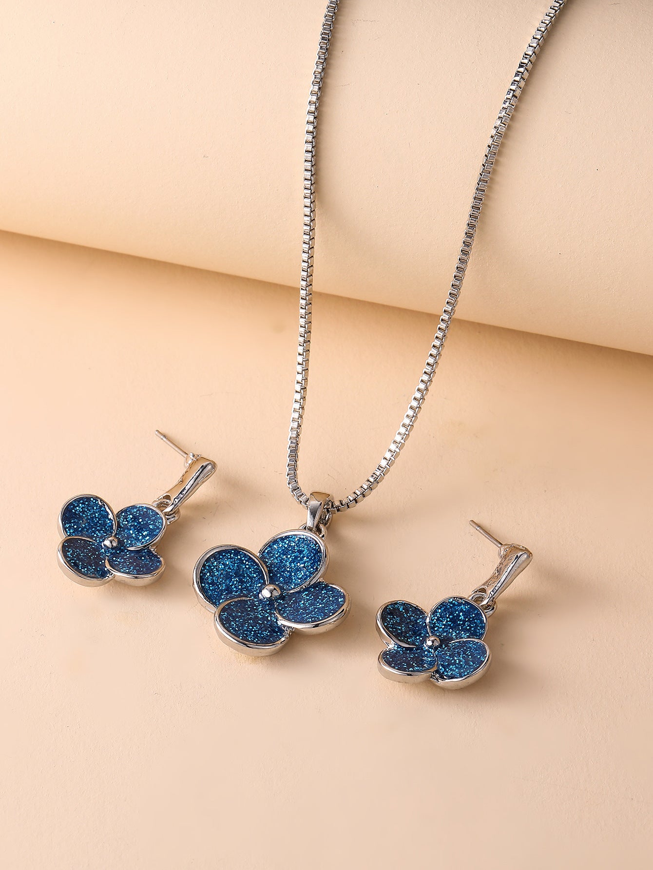 Lot de deux boucles d'oreilles et pendentif pour femme