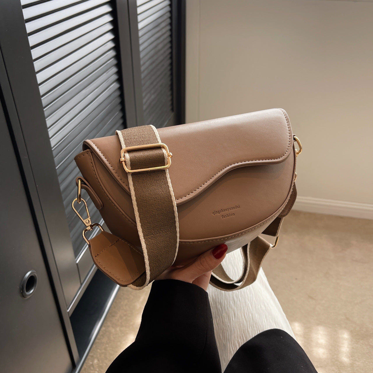 Bolso bandolera retro popular y fácil de combinar