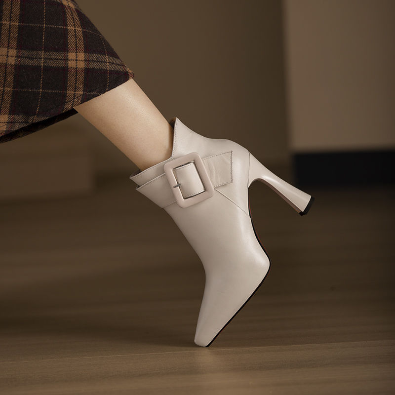 Botas ajustadas con diseño de hebilla de cinturón y tacones altos para mujer