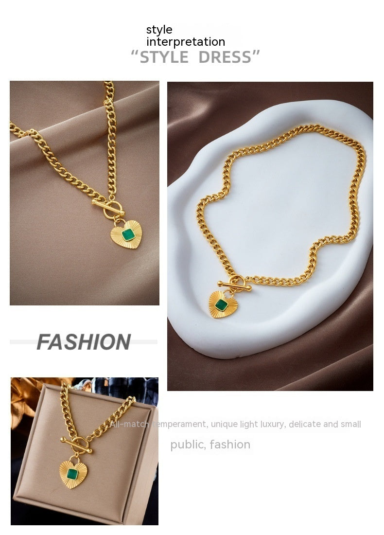 Personalidad retro europea y americana Hebilla OT En forma de corazón con incrustaciones de rayas verdes Colgante Amor Collar de adorno de metal de acero de titanio