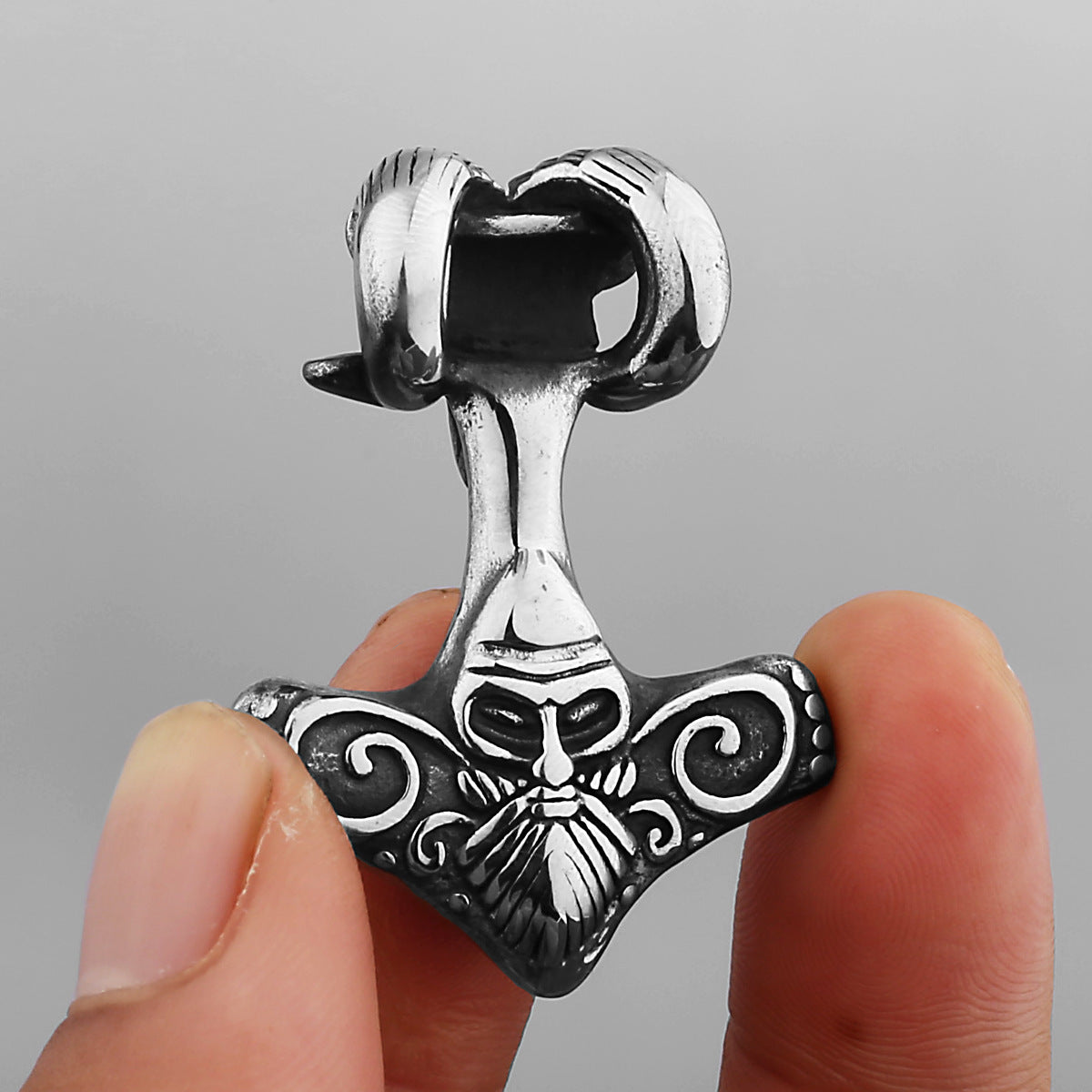 Ornement de collier suspendu en acier titane rétro tête de mouton