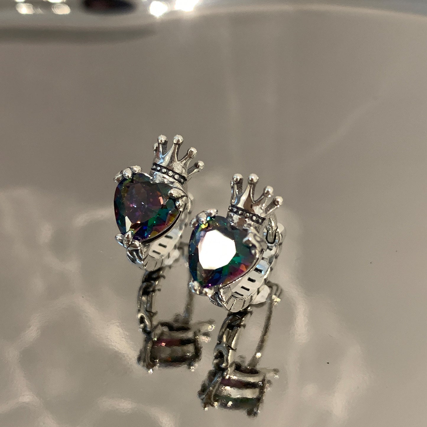 Clip de oreja de circonio en forma de corazón colorido con corona retro