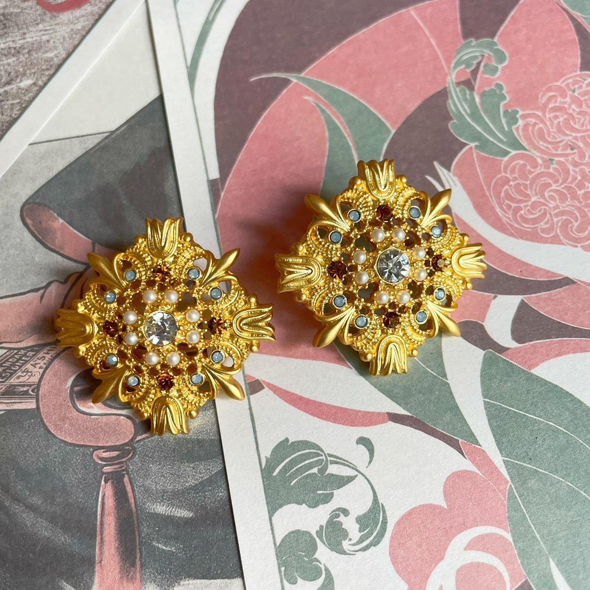 Retro Hollow Rhinestone Court Stud Earrings