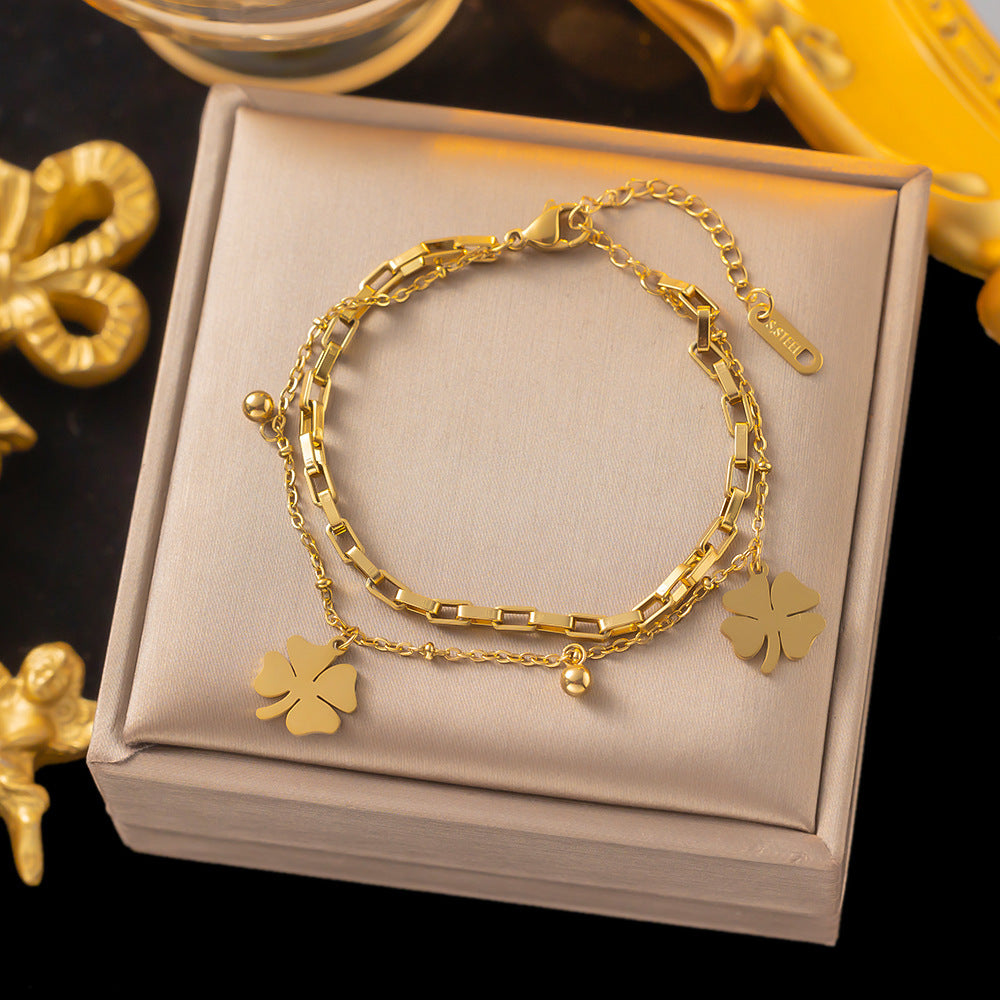 Bracelet en acier titane avec pendentif trèfle porte-bonheur