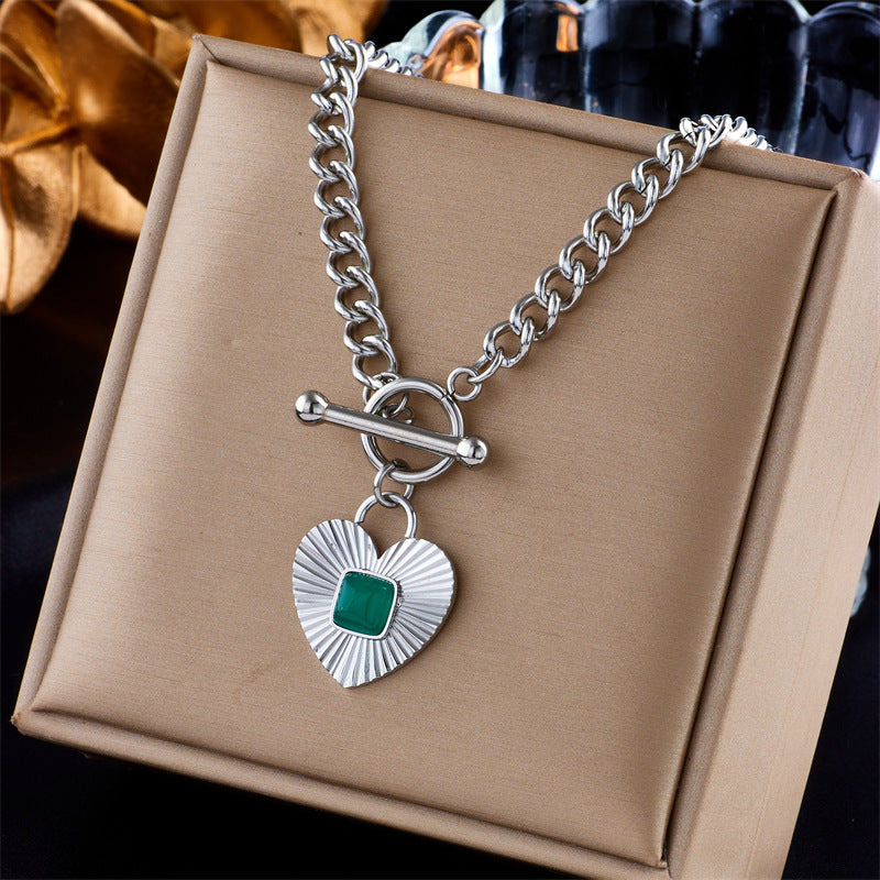 Personalidad retro europea y americana Hebilla OT En forma de corazón con incrustaciones de rayas verdes Colgante Amor Collar de adorno de metal de acero de titanio