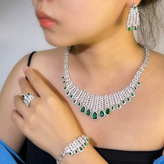 Ensemble de bagues, colliers, boucles d'oreilles, bracelets