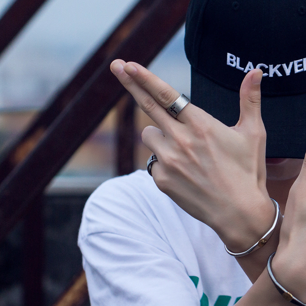 Bague en acier titane personnalité croix rétro creux