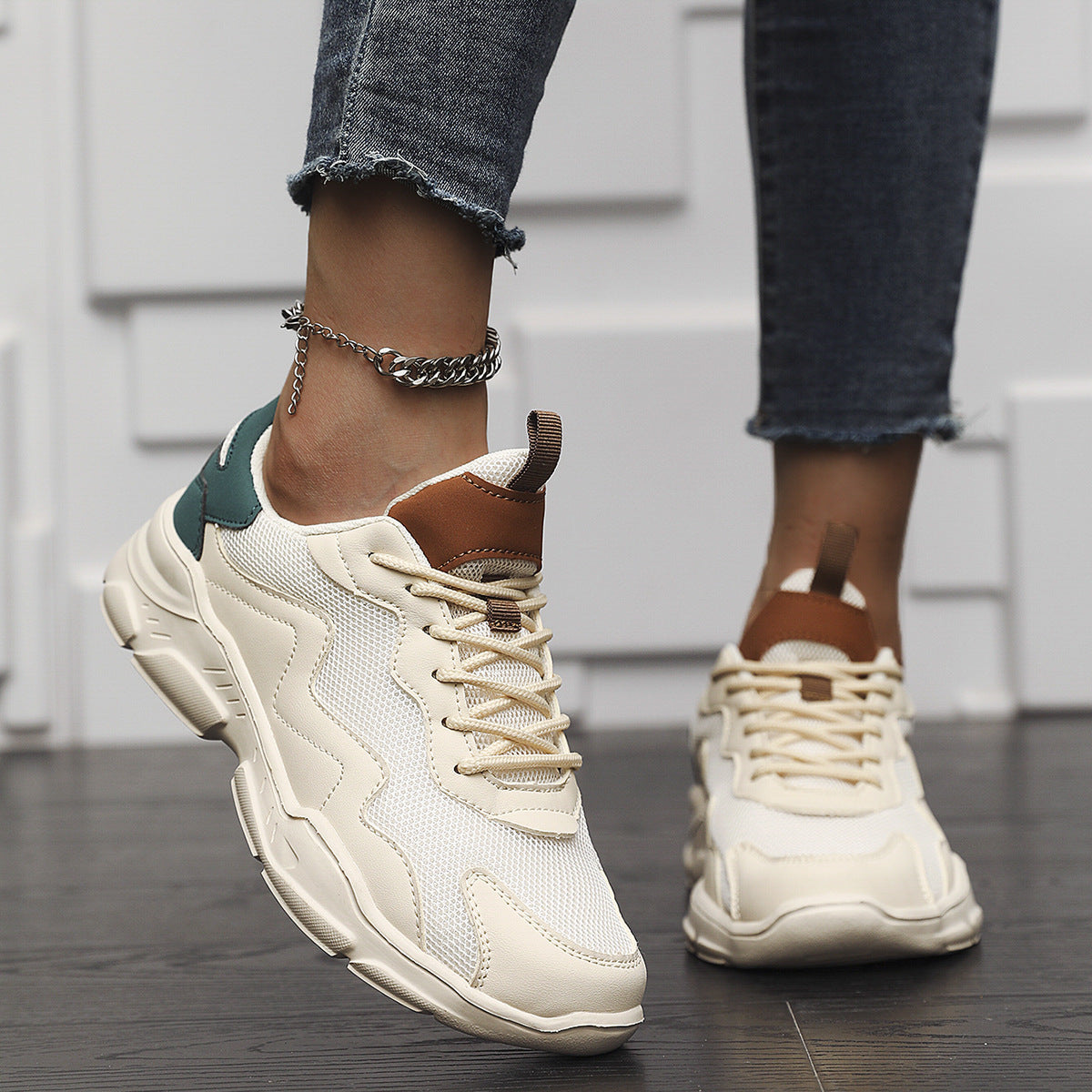 Calzado deportivo de ocio con superficie de malla transpirable.