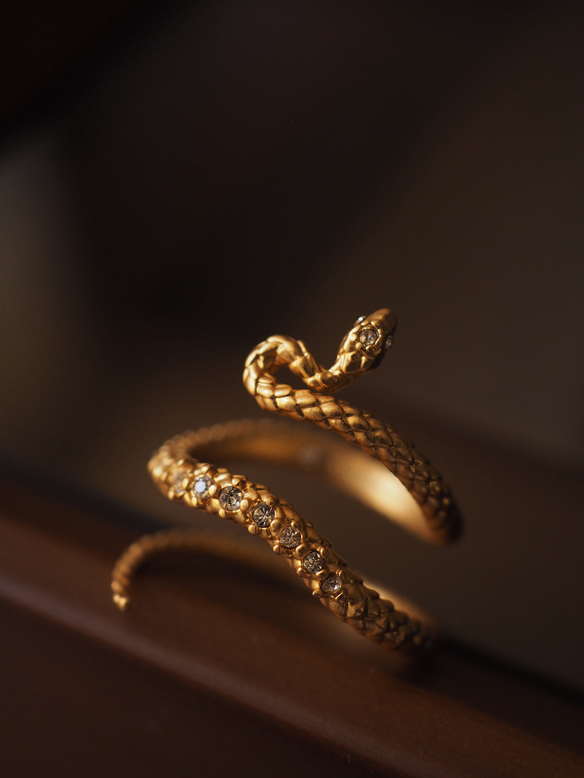 Serpiente Dorada Retro Con Anillo Ajustable Con Abertura Y Tachas De Diamantes