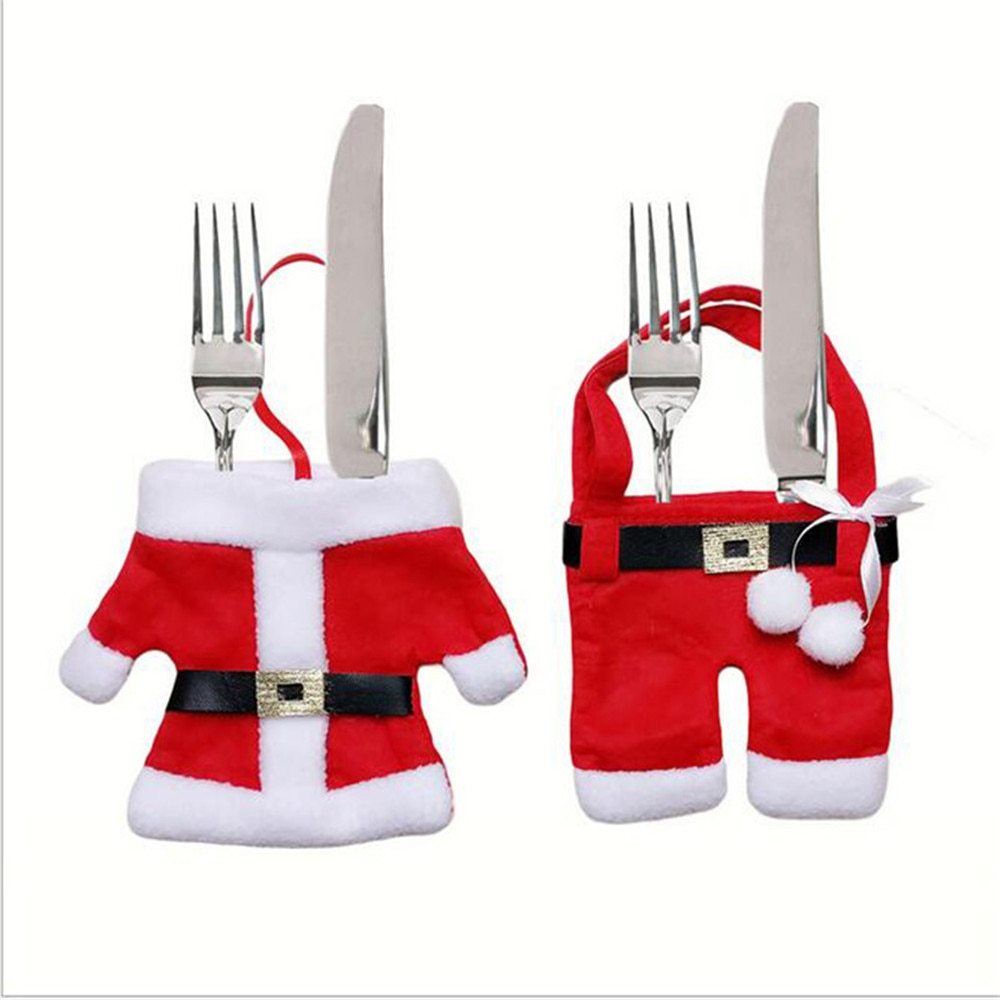 Juego de vajilla navideña con bolsa para tenedor y cuchillo navideño.